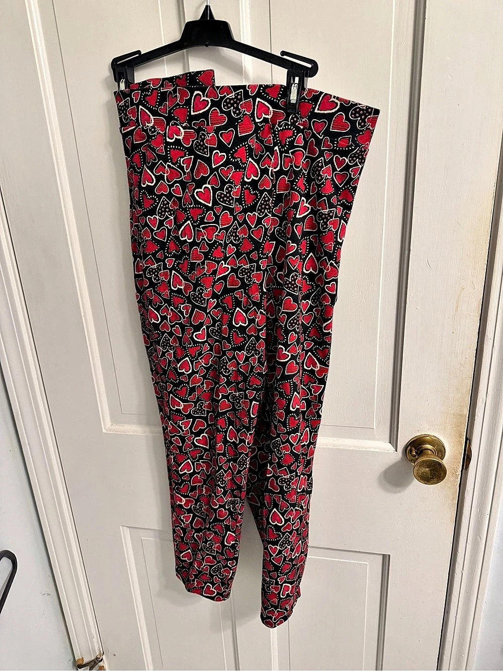 Torrid Premium Leggings Black Red Heart Swirl Heart Print Leggings in Black &